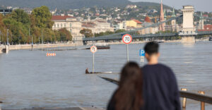 Figyelmeztet a szakorvos: életveszélyes az áradó Dunában fürdeni, súlyos betegségeket okozhat