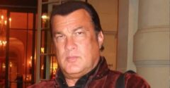 Meg fogsz lepődni Steven Seagalnak, az akciófilmek sztárjának a látványától. Ma 160 kiló, és így néz ki